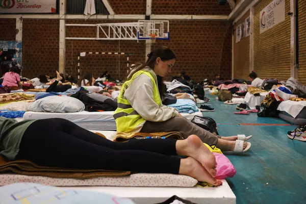 Ljig, Sırbistan - 11 Mart 2025: Cacak 'tan Belgrad' a öğrenci yürüyüşü. Öğrenciler Ljig 'de bir okula yerleştirildi..