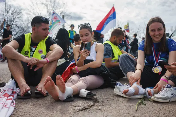 Lazarevac, Sırbistan - 12 Mart 2025: Cacak 'tan Belgrad' a öğrenci protesto yürüyüşü. Lazarevac 'taki öğrencilerin hoş geldiniz..