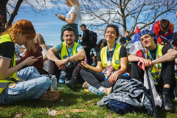Lazarevac, Sırbistan - 12 Mart 2025: Cacak 'tan Belgrad' a öğrenci protesto yürüyüşü. Lazarevac 'taki öğrencilerin hoş geldiniz..