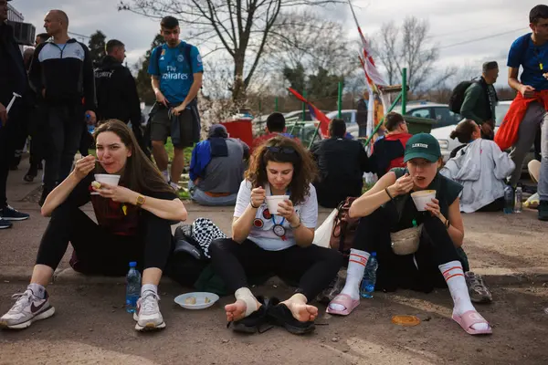 Lazarevac, Sırbistan - 12 Mart 2025: Cacak 'tan Belgrad' a öğrenci protesto yürüyüşü. Lazarevac 'taki öğrencilerin hoş geldiniz..