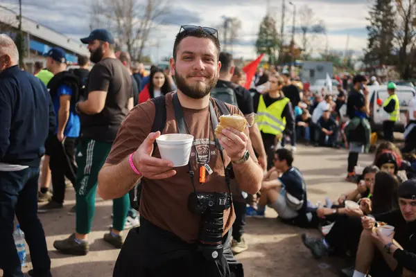 Lazarevac, Sırbistan - 12 Mart 2025: Cacak 'tan Belgrad' a öğrenci protesto yürüyüşü. Lazarevac 'taki öğrencilerin hoş geldiniz..