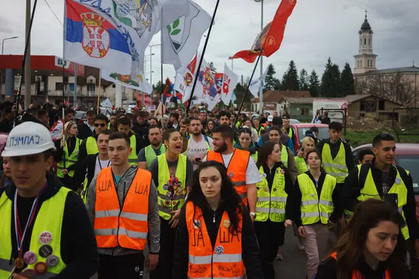Obrenovac, Sırbistan - 14 Mart 2025: Cacak 'tan Belgrad' a öğrenci yürüyüşü. Obrenovac 'tan Belgrad' a beşinci aşama.