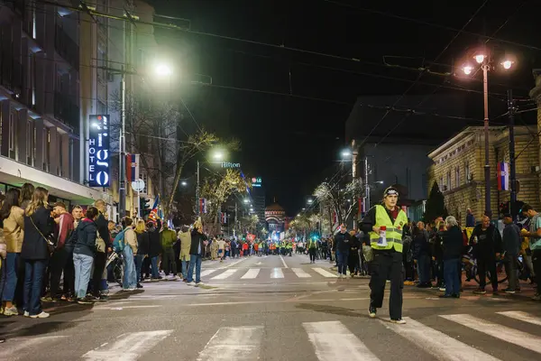 Obrenovac, Sırbistan - 14 Mart 2025: Cacak 'tan Belgrad' a öğrenci yürüyüşü. Obrenovac 'tan Belgrad' a beşinci aşama.