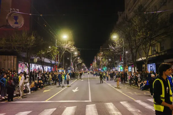 Obrenovac, Sırbistan - 14 Mart 2025: Cacak 'tan Belgrad' a öğrenci yürüyüşü. Obrenovac 'tan Belgrad' a beşinci aşama.