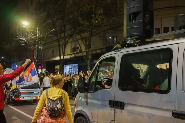 Obrenovac, Sırbistan - 14 Mart 2025: Cacak 'tan Belgrad' a öğrenci yürüyüşü. Obrenovac 'tan Belgrad' a beşinci aşama.