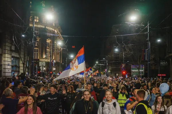 Obrenovac, Sırbistan - 14 Mart 2025: Cacak 'tan Belgrad' a öğrenci yürüyüşü. Obrenovac 'tan Belgrad' a beşinci aşama.