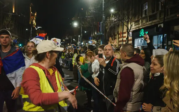 Obrenovac, Sırbistan - 14 Mart 2025: Cacak 'tan Belgrad' a öğrenci yürüyüşü. Obrenovac 'tan Belgrad' a beşinci aşama.