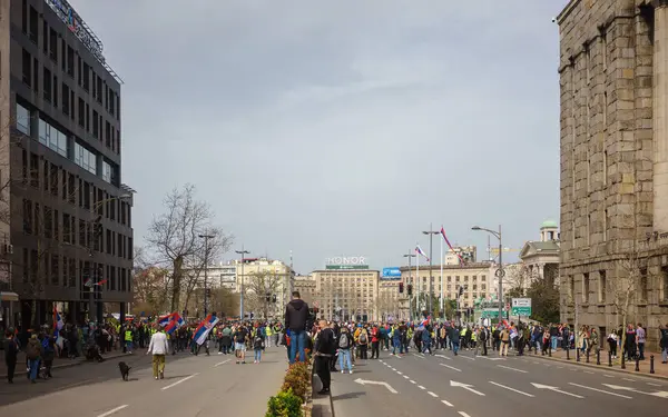Belgrad, Sırbistan - 15 Mart 2025: Şehir merkezindeki vatandaşlara karşı büyük bir öğrenci protestosu. İnsanlar Novi Sad 'da ölenlerin sorumluluğunu üstleniyor..
