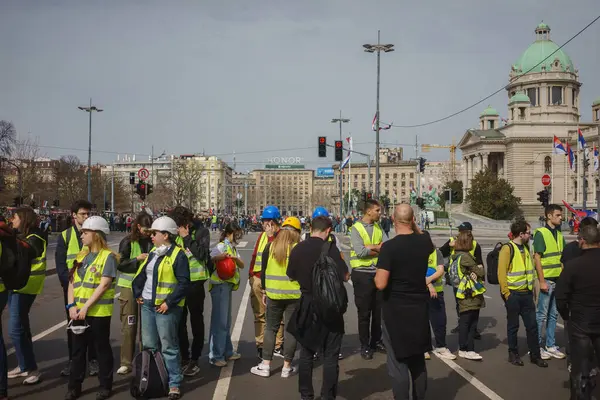 Belgrad, Sırbistan - 15 Mart 2025: Şehir merkezindeki vatandaşlara karşı büyük bir öğrenci protestosu. İnsanlar Novi Sad 'da ölenlerin sorumluluğunu üstleniyor..