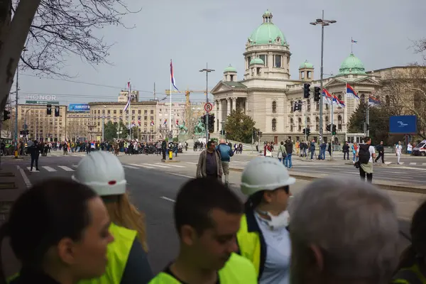Belgrad, Sırbistan - 15 Mart 2025: Şehir merkezindeki vatandaşlara karşı büyük bir öğrenci protestosu. İnsanlar Novi Sad 'da ölenlerin sorumluluğunu üstleniyor..
