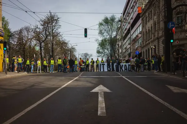 Belgrad, Sırbistan - 15 Mart 2025: Şehir merkezindeki vatandaşlara karşı büyük bir öğrenci protestosu. İnsanlar Novi Sad 'da ölenlerin sorumluluğunu üstleniyor..
