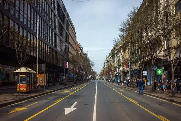 Belgrad, Sırbistan - 15 Mart 2025: Beogradjanka ve Öğrenci Kültür Merkezi önündeki şehir merkezinde bahar başlangıcı.