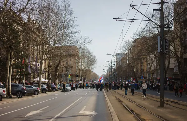 Belgrad, Sırbistan - 15 Mart 2025: Şehir merkezindeki vatandaşlara karşı büyük bir öğrenci protestosu. İnsanlar Novi Sad 'da ölenlerin sorumluluğunu üstleniyor..