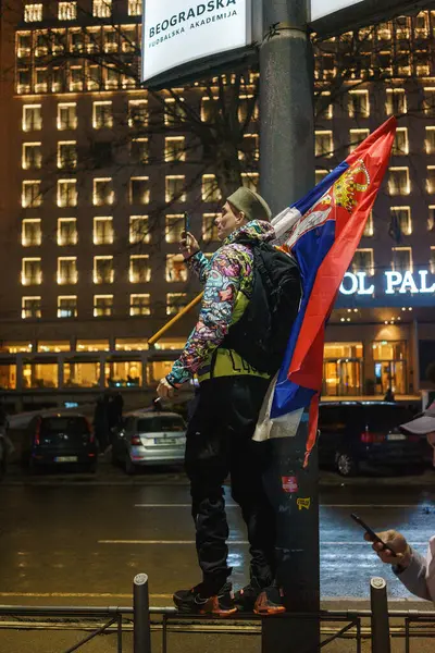 Belgrad, Sırbistan - 15 Mart 2025: Şehir merkezindeki vatandaşlara karşı büyük bir öğrenci protestosu. İnsanlar Novi Sad 'da ölenlerin sorumluluğunu üstleniyor..