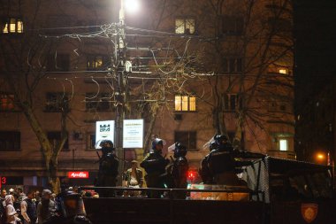 Belgrad, Sırbistan - 15 Mart 2025: Şehir merkezindeki vatandaşlara karşı büyük bir öğrenci protestosu. Sırp jandarması sokaklarda.