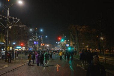 Belgrad, Sırbistan - 15 Mart 2025: Şehir merkezindeki vatandaşlara karşı büyük bir öğrenci protestosu. İnsanlar Novi Sad 'da ölenlerin sorumluluğunu üstleniyor..