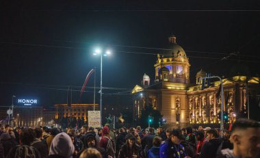 Belgrad, Sırbistan - 15 Mart 2025: Şehir merkezindeki vatandaşlara karşı büyük bir öğrenci protestosu. İnsanlar Novi Sad 'da ölenlerin sorumluluğunu üstleniyor..