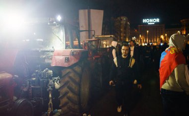 Belgrad, Sırbistan - 15 Mart 2025: Şehir merkezindeki vatandaşlara karşı büyük bir öğrenci protestosu. İnsanlar Novi Sad 'da ölenlerin sorumluluğunu üstleniyor..