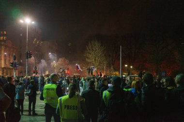 Belgrad, Sırbistan - 15 Mart 2025: Şehir merkezindeki vatandaşlara karşı büyük bir öğrenci protestosu. İnsanlar Novi Sad 'da ölenlerin sorumluluğunu üstleniyor..