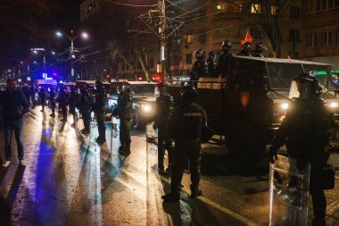 Belgrad, Sırbistan - 15 Mart 2025: Şehir merkezindeki vatandaşlara karşı büyük bir öğrenci protestosu. Sırp jandarması sokaklarda.