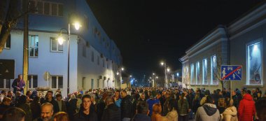 Cacak, Sırbistan - 23 Mart 2025: Bir önceki gün öğrencilere saldıranların tutuklanmamasına ilişkin polis karakolu önünde halk protestosu.