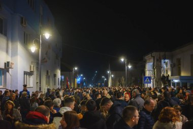 Cacak, Sırbistan - 23 Mart 2025: Bir önceki gün öğrencilere saldıranların tutuklanmamasına ilişkin polis karakolu önünde halk protestosu.