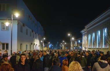 Cacak, Sırbistan - 23 Mart 2025: Bir önceki gün öğrencilere saldıranların tutuklanmamasına ilişkin polis karakolu önünde halk protestosu.