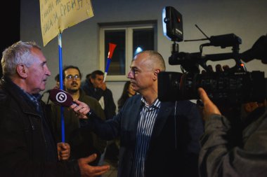 Cacak, Sırbistan - 23 Mart 2025: Bir önceki gün öğrencilere saldıranların tutuklanmamasına ilişkin polis karakolu önünde halk protestosu.