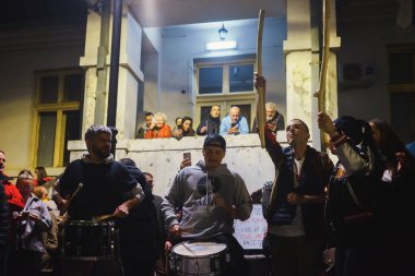 Cacak, Sırbistan - 23 Mart 2025: Bir önceki gün öğrencilere saldıranların tutuklanmamasına ilişkin polis karakolu önünde halk protestosu.