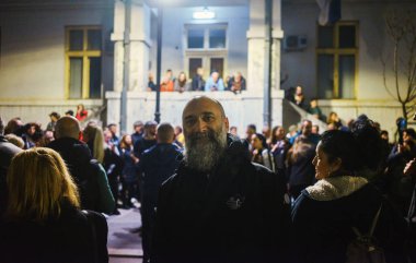 Cacak, Sırbistan - 23 Mart 2025: Bir önceki gün öğrencilere saldıranların tutuklanmamasına ilişkin polis karakolu önünde halk protestosu.