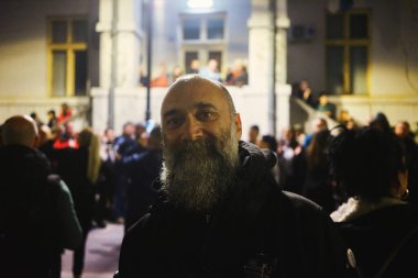 Cacak, Sırbistan - 23 Mart 2025: Bir önceki gün öğrencilere saldıranların tutuklanmamasına ilişkin polis karakolu önünde halk protestosu.