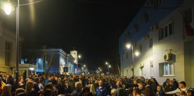 Cacak, Sırbistan - 23 Mart 2025: Bir önceki gün öğrencilere saldıranların tutuklanmamasına ilişkin polis karakolu önünde halk protestosu.