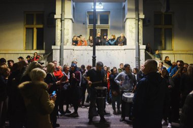 Cacak, Sırbistan - 23 Mart 2025: Bir önceki gün öğrencilere saldıranların tutuklanmamasına ilişkin polis karakolu önünde halk protestosu.