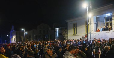 Cacak, Sırbistan - 23 Mart 2025: Bir önceki gün öğrencilere saldıranların tutuklanmamasına ilişkin polis karakolu önünde halk protestosu.