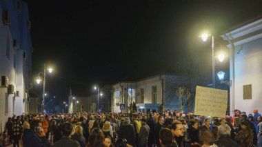 Cacak, Sırbistan - 23 Mart 2025: Bir önceki gün öğrencilere saldıranların tutuklanmamasına ilişkin polis karakolu önünde halk protestosu.