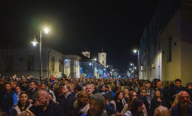 Cacak, Sırbistan - 23 Mart 2025: Bir önceki gün öğrencilere saldıranların tutuklanmamasına ilişkin polis karakolu önünde halk protestosu.