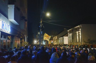 Cacak, Sırbistan - 23 Mart 2025: Bir önceki gün öğrencilere saldıranların tutuklanmamasına ilişkin polis karakolu önünde halk protestosu.