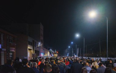 Cacak, Sırbistan - 23 Mart 2025: Bir önceki gün öğrencilere saldıranların tutuklanmamasına ilişkin polis karakolu önünde halk protestosu.