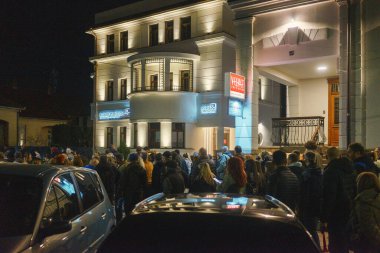 Cacak, Sırbistan - 23 Mart 2025: Bir önceki gün öğrencilere saldıranların tutuklanmamasına ilişkin polis karakolu önünde halk protestosu.