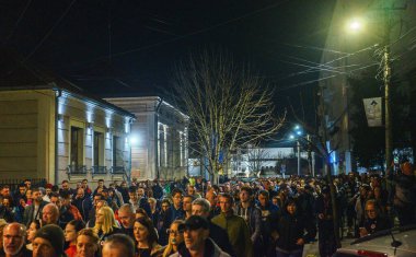 Cacak, Sırbistan - 23 Mart 2025: Bir önceki gün öğrencilere saldıranların tutuklanmamasına ilişkin polis karakolu önünde halk protestosu.