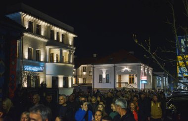 Cacak, Sırbistan - 23 Mart 2025: Bir önceki gün öğrencilere saldıranların tutuklanmamasına ilişkin polis karakolu önünde halk protestosu.