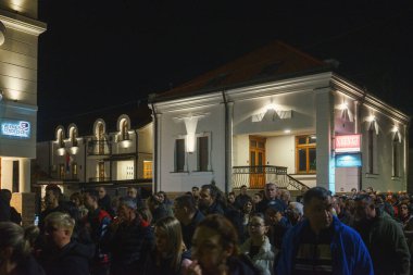 Cacak, Sırbistan - 23 Mart 2025: Bir önceki gün öğrencilere saldıranların tutuklanmamasına ilişkin polis karakolu önünde halk protestosu.