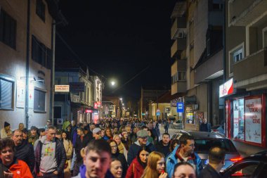 Cacak, Sırbistan - 23 Mart 2025: Bir önceki gün öğrencilere saldıranların tutuklanmamasına ilişkin polis karakolu önünde halk protestosu.