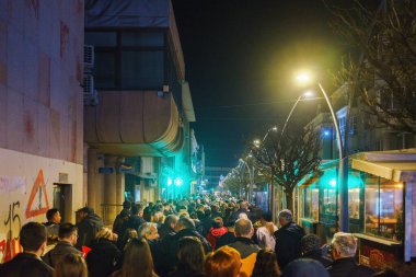 Cacak, Sırbistan - 23 Mart 2025: Bir önceki gün öğrencilere saldıranların tutuklanmamasına ilişkin polis karakolu önünde halk protestosu.