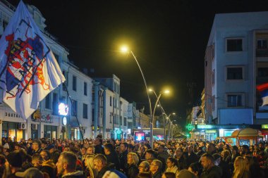 Cacak, Sırbistan - 23 Mart 2025: Bir önceki gün öğrencilere saldıranların tutuklanmamasına ilişkin polis karakolu önünde halk protestosu.