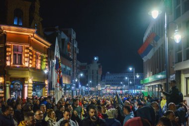 Cacak, Sırbistan - 23 Mart 2025: Bir önceki gün öğrencilere saldıranların tutuklanmamasına ilişkin polis karakolu önünde halk protestosu.
