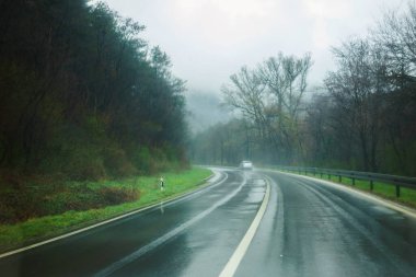 Sırbistan 'ın orta kesiminde baharın başlarında yağmurlu bir günde şehirlerarası yol.