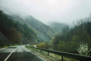 Sırbistan 'ın orta kesiminde baharın başlarında yağmurlu bir günde şehirlerarası yol.