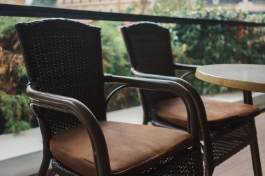 Gün boyunca kafede iki retro tasarım sandalye..