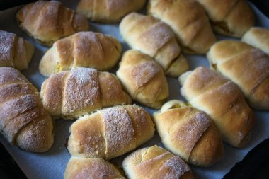 Fırındaki ev yapımı ruloların yakın çekim görüntüsü..